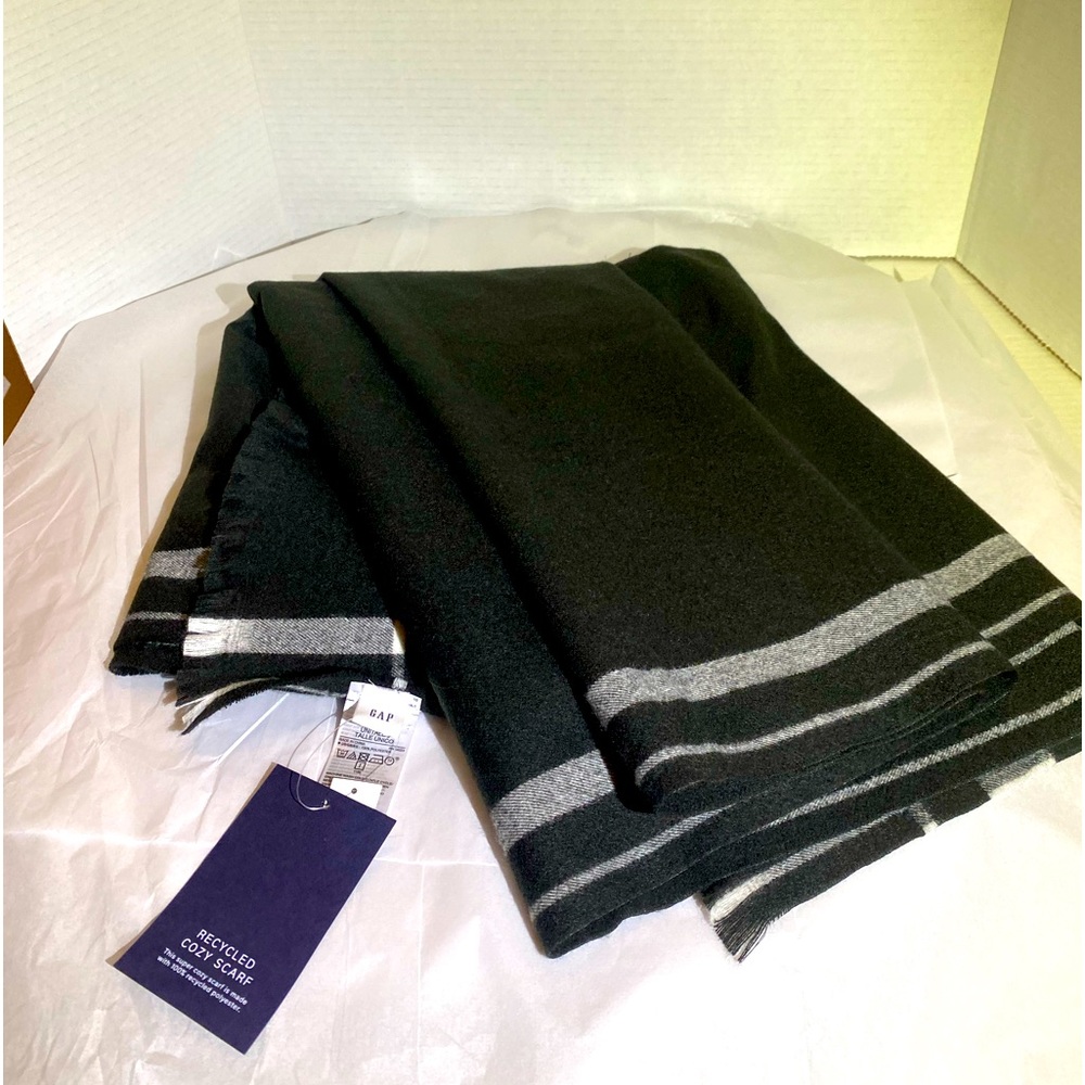 NWT Gap Black & White Plaid Recycled Cozy Keyhole Scarf w/ Fringes